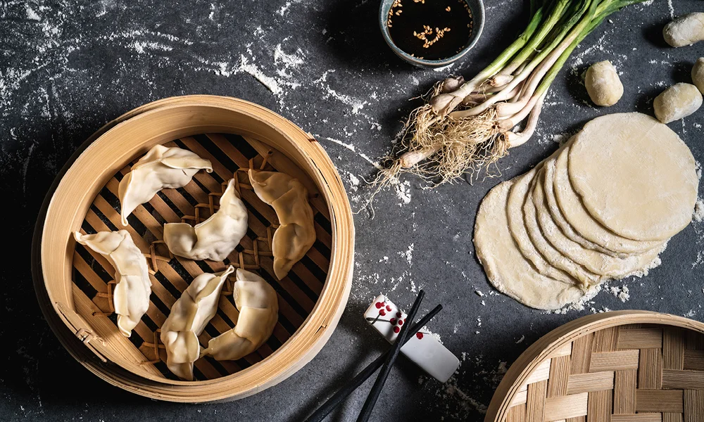 Dampfgarkorb aus Bambus gefüllt mit Dumplings 