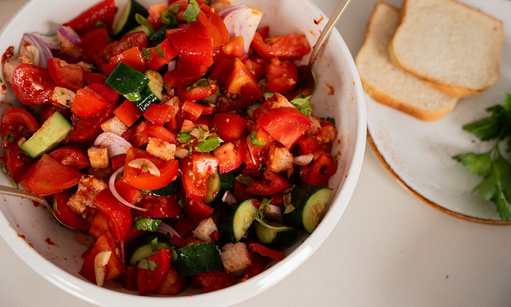 Gazpacho mit gegrillter Paprika und Brotcroutons - Rezepte - Magazin ...