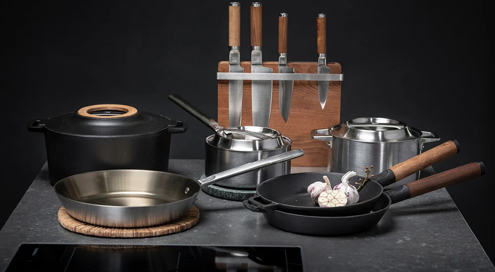 2fiskars-pfannen-qualitaet-braten-robust-sautierpfanne-wok-nachhaltig-design-kochgeschirr