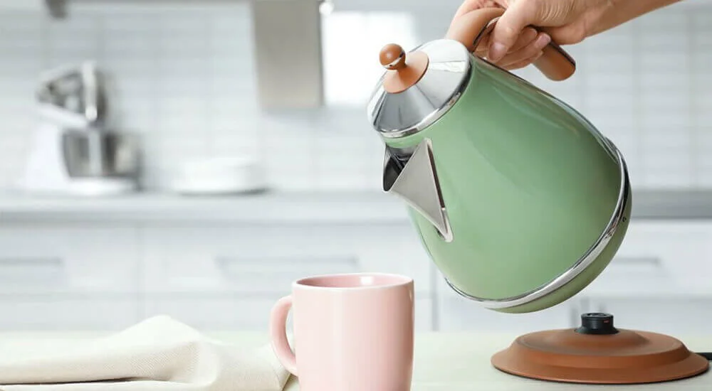 Wasserkocher mit Teetasse
