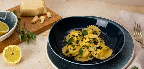 Zitronen-Ricotta-Ravioli mit Salbeibutter