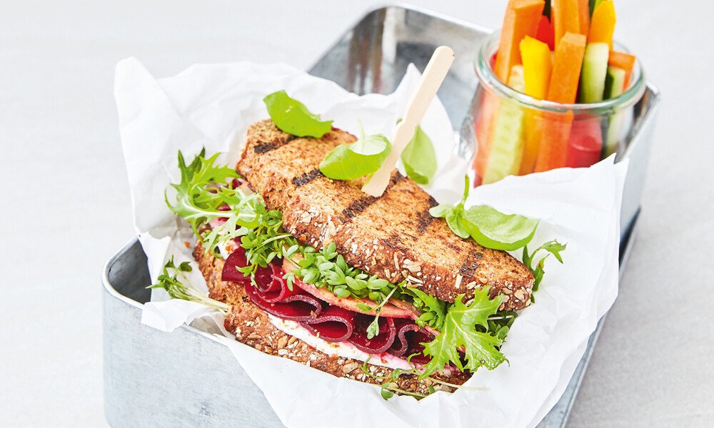 tischwelt-emf-buch-sabrina-sue-daniels-meals-to-go-kochbuch-rezepte-Rote-Bete-Sandwich-Ziegenfrischkaese
