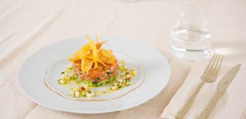Lachstatar mit Gurke und Apfel
