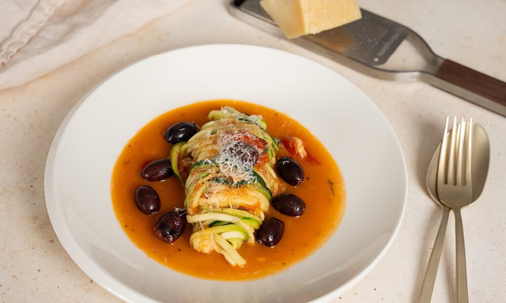 Zoodles – Zucchini-Nudeln mit geschmolzenen Tomaten und Oliven ...
