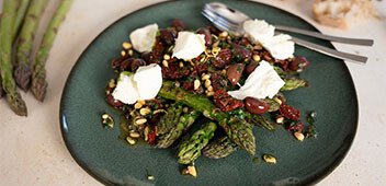 Grüner Spargel mit mediterraner Salsa