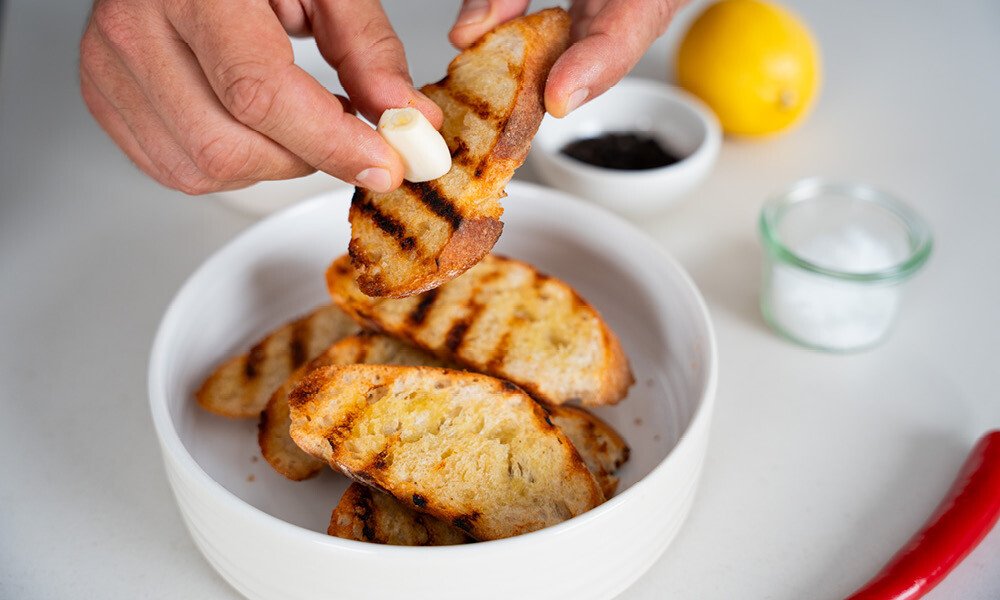 Gegrillte Pfirsiche mit Burrata und Röstbrot - Rezepte - Magazin ...