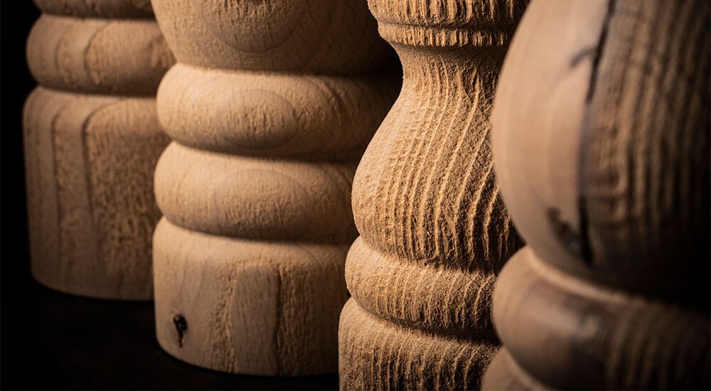 peugeot-saveurs-paris-nature-salz-pfeffer-muehle-holz-wuerzen-gedeckter-tisch