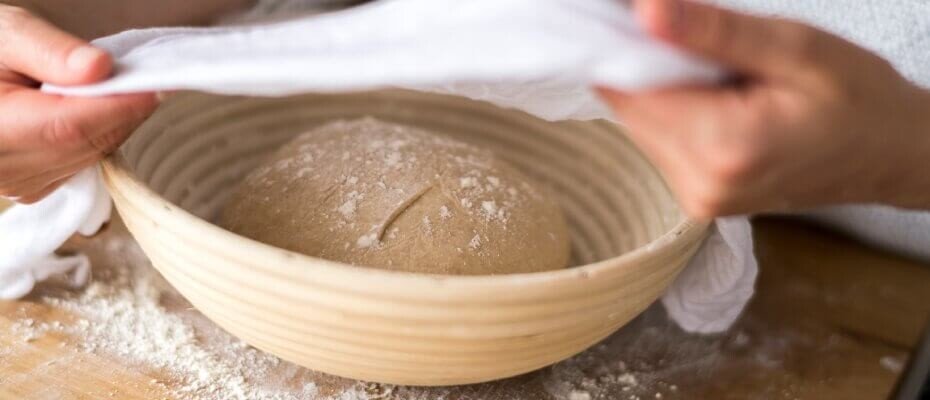 Ein Brot im Gärkörbchen
