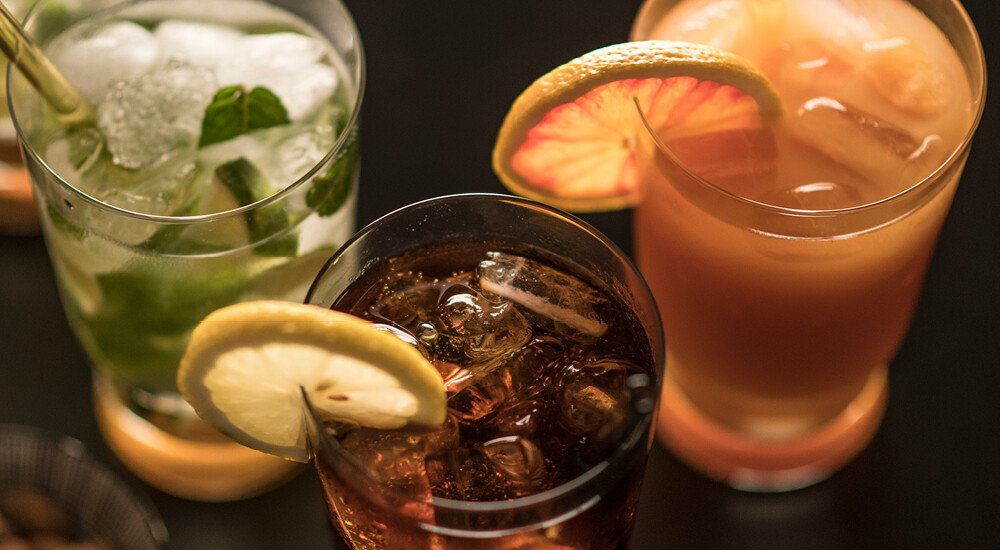 Schott Zwiesel Simple Longdrinkgläser auf einem Tisch