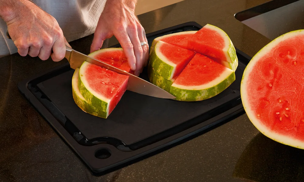 tischwelt-schneidebrett-epicurean-umweltfreundlich-gepresstes-papier-saftrille-messer-melone-schneiden-kueche