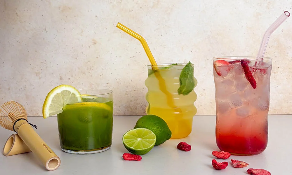 Sommerliche Erfrischung im Glas – bunt, spritzig und perfekt für warme Tage.