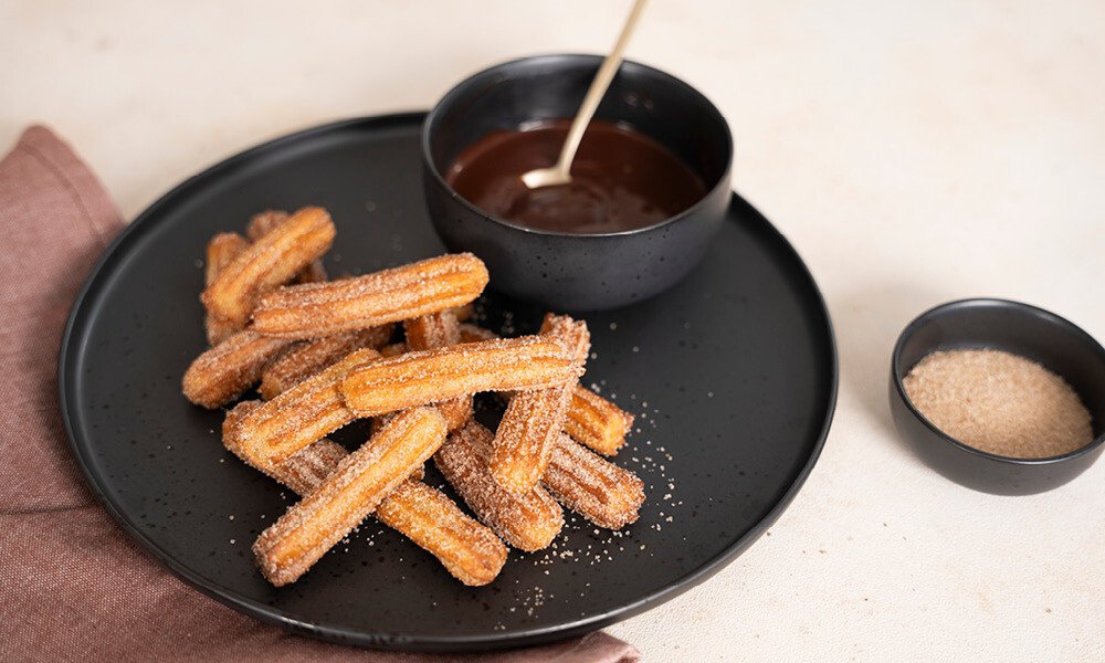 Diese Airfryer-Churros mit Zimtzucker und cremiger Schokosoße sind ein echtes Highlight.