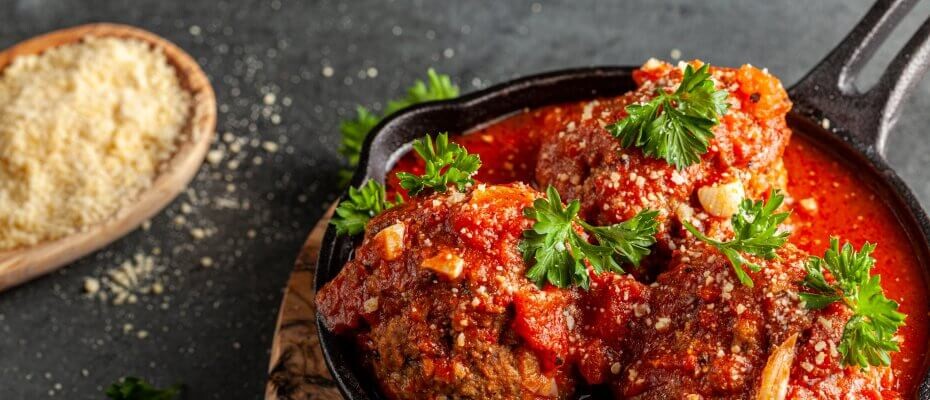 Eine Gusseisen-Pfanne mit Essen 