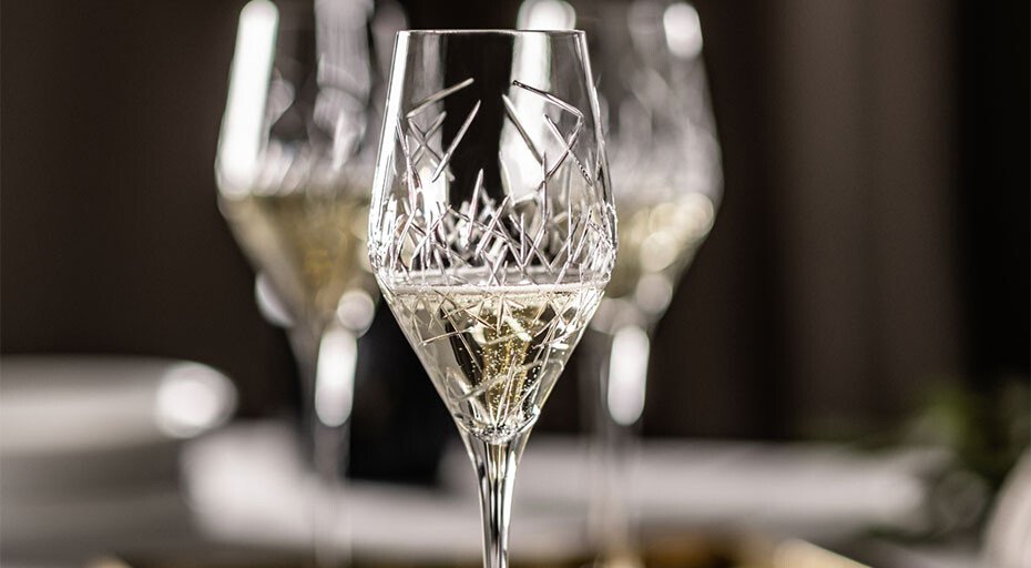 Kristallgläser der Serie Bar Premium No. 3 von Zwiesel Glas mit Schaumwein vor unscharfem Hintergrund, fokussierter Vordergrund. Elegantes Design, stilvolle Präsentation.