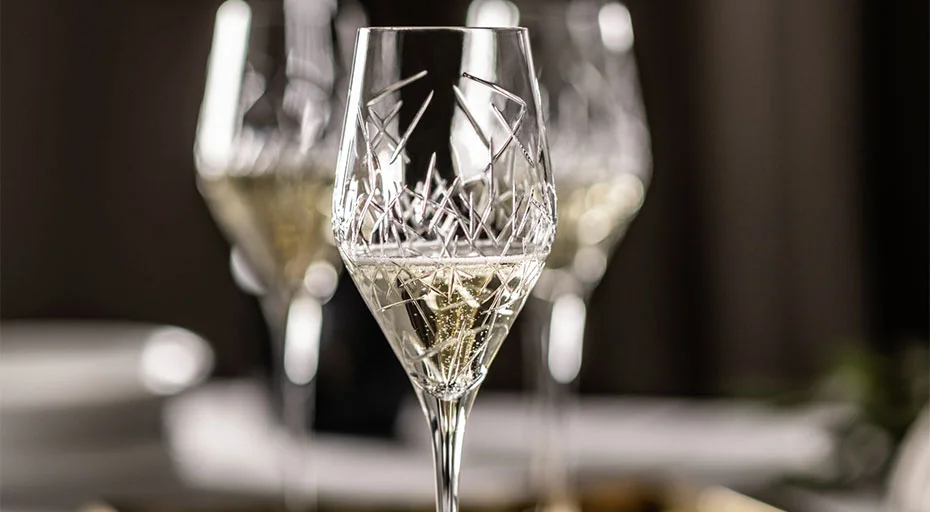 Kristallgläser der Serie Bar Premium No. 3 von Zwiesel Glas mit Schaumwein vor unscharfem Hintergrund, fokussierter Vordergrund. Elegantes Design, stilvolle Präsentation.