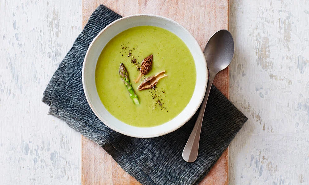 Tischwelt Rezept Spargelsuppe Morcheln Suppenlöffel DK Verlag
