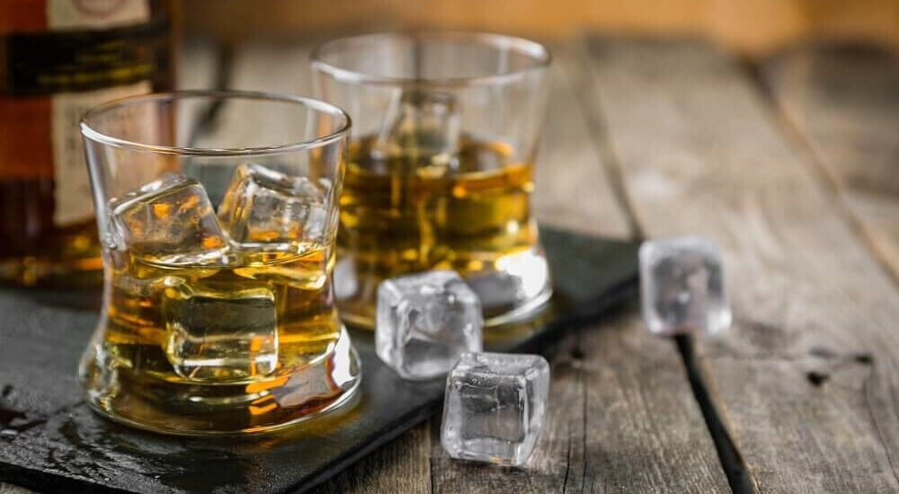 Whiskyglas mit Eis