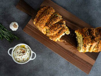 Kräuter-Käse-Zupfbrot