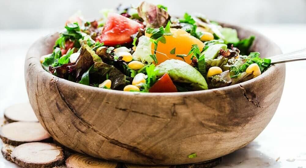 Salat in Holzschüssel