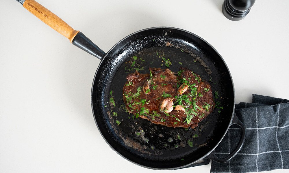 Eine Pfanne, die Generationen begeistert: Röstaromen gelingen auf den Punkt, Hitze wird gespeichert, und formschön ist das Stück allemal!