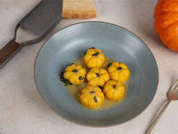 Kürbisgnocchi in Kürbisform