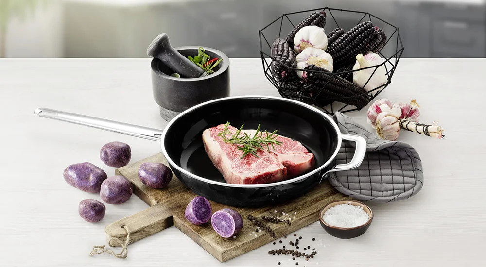 Silit Pfanne auf einem Schneidebrett mit Fleisch