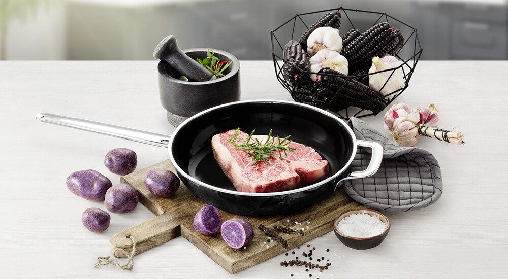 Silit Pfanne auf einem Schneidebrett mit Fleisch