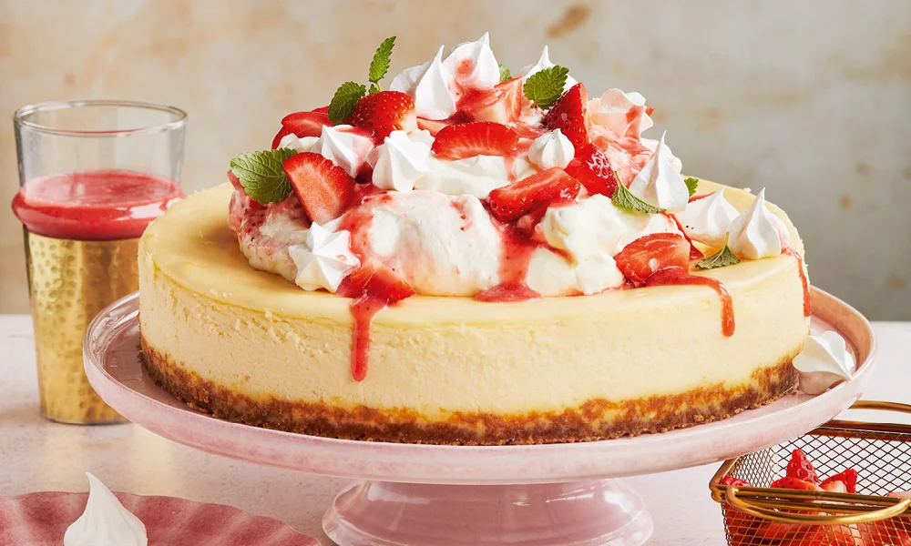 Cheesecake von Eton Mess: dekoriert mit Sahne und Erdbeeren