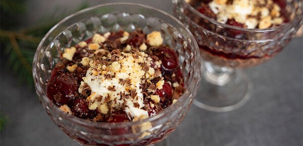 Schnelles Schokomousse mit Gewürz-Kirschen