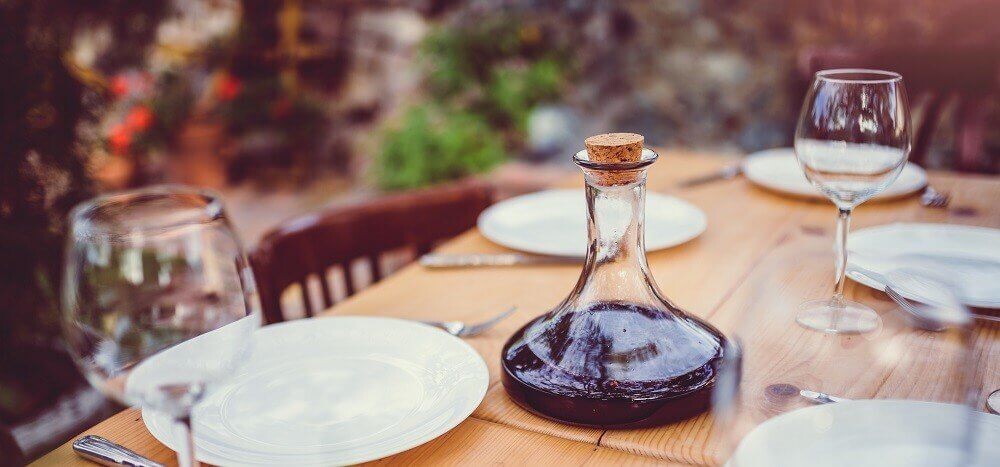 weindekanter-auf-tisch