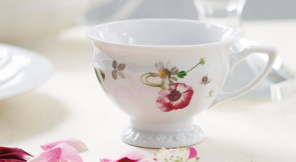 Porzellantasse der Serie Maria Pink Rose von Rosenthal mit floralem Muster, hauptsächlich rosa und grüne Akzente, auf hellem Untergrund.