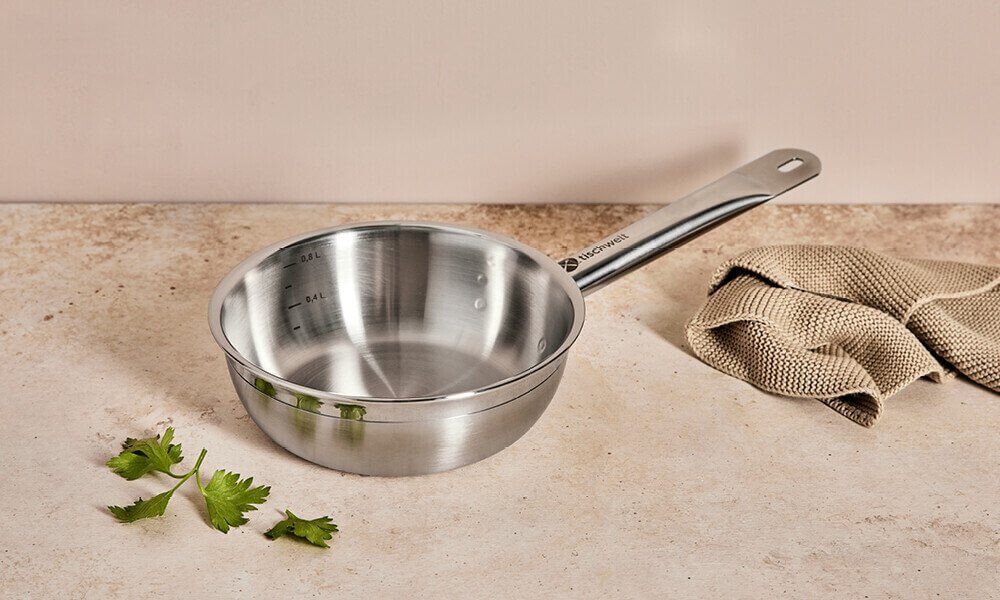 Aluminium Pfanne auf einem Tisch