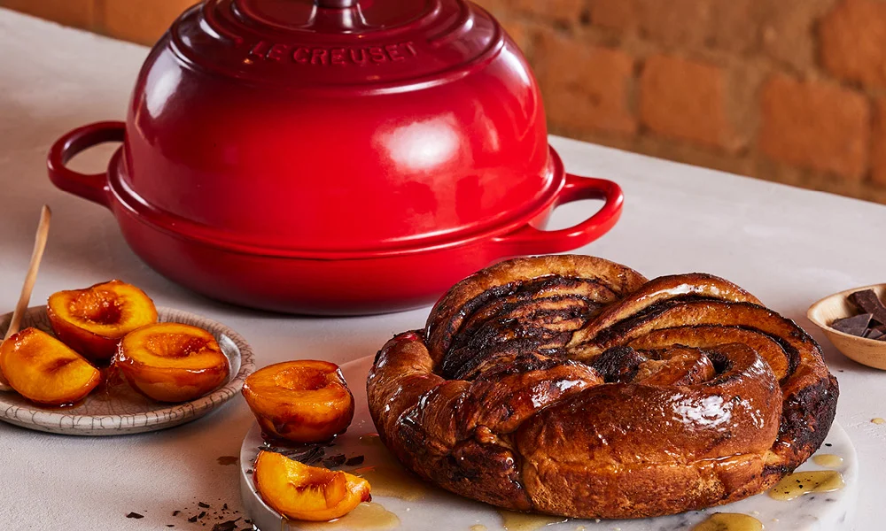 Brottopf von Le Creuset und Schokoladen-Babka