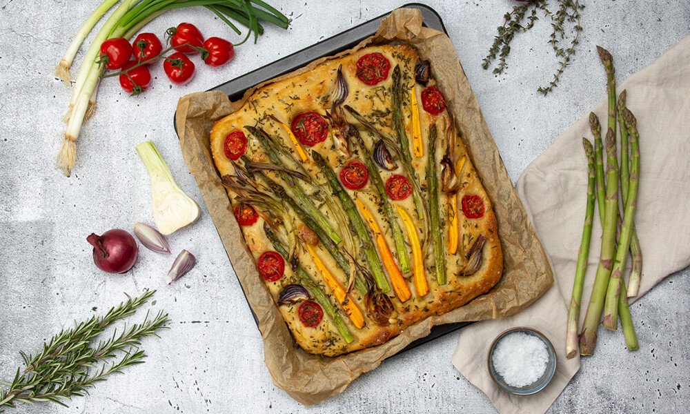 Garden Focaccia mit Spargel und Tomaten