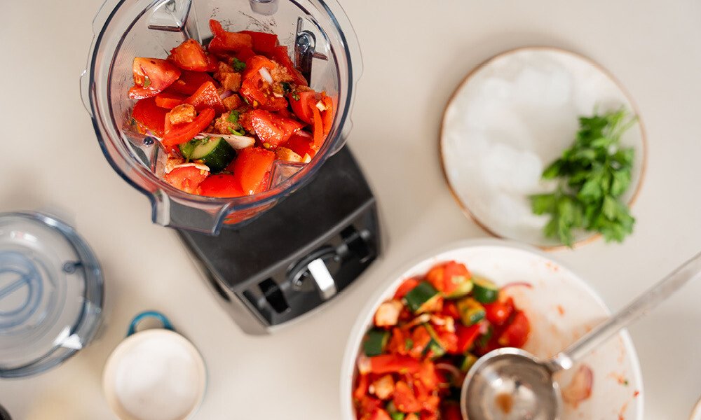 Gazpacho mit gegrillter Paprika und Brotcroutons - Rezepte - Magazin ...