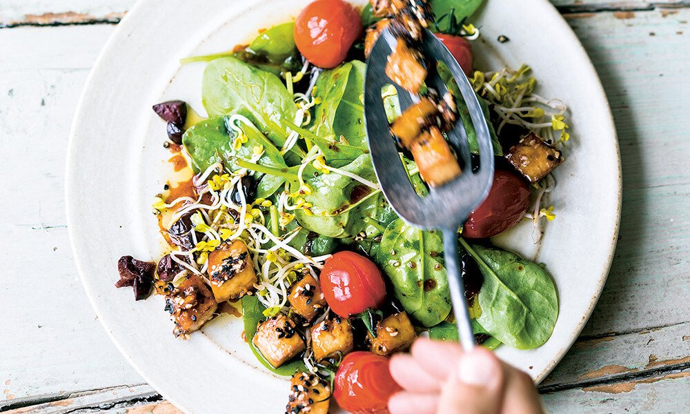 tischwelt-rezept-spinatsalat-mit-gebackenem-tofu-loeffel-teller-gemuese