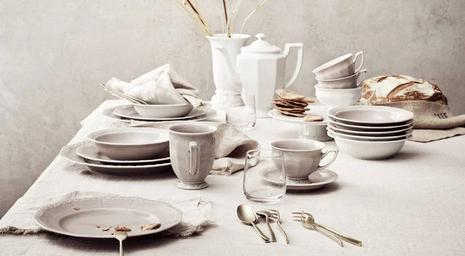 Eleganter gedeckter Tisch mit Porzellangeschirr der Serie Maria Pale Orchid von Rosenthal, Besteck, Gläsern und Brot auf weißem Leinen.