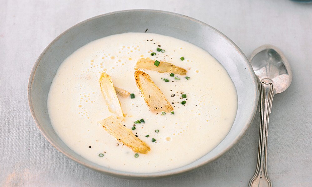 Tischwelt Rezepte Gräfe und Unzer Verlag Spargelcremesuppe Küchenschätze Löffel