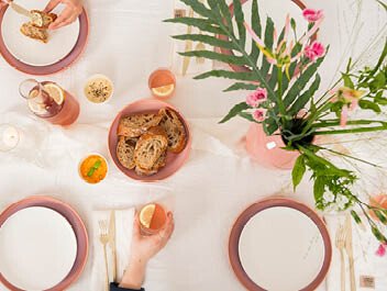 Stylische Sommertafel decken