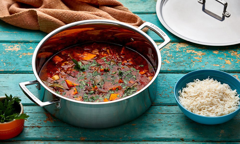 Le Creuset Rezeptfoto Gumbo mit Suesskartoffel Louisiana 1000x600px