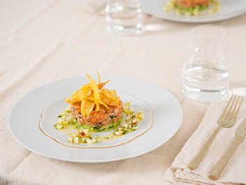 Lachstatar mit Gurke und Apfel