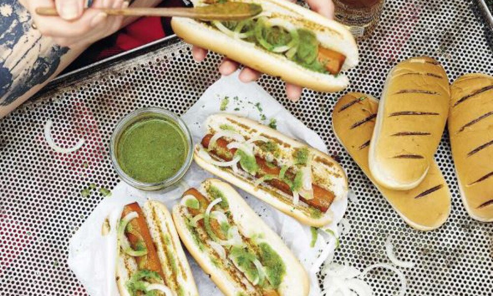 Tischwelt Rezepte Magazin Gräfe &amp; Unzer Verlag Vegan auf die Hand Green Bunny Dog Holzlöffel