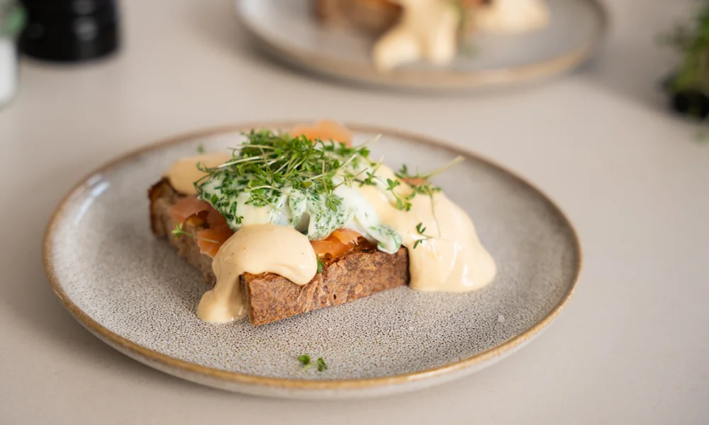 Pochiertes Kraeuter-Ei mit Raeucherlachs und Zitronen-Mayo-10