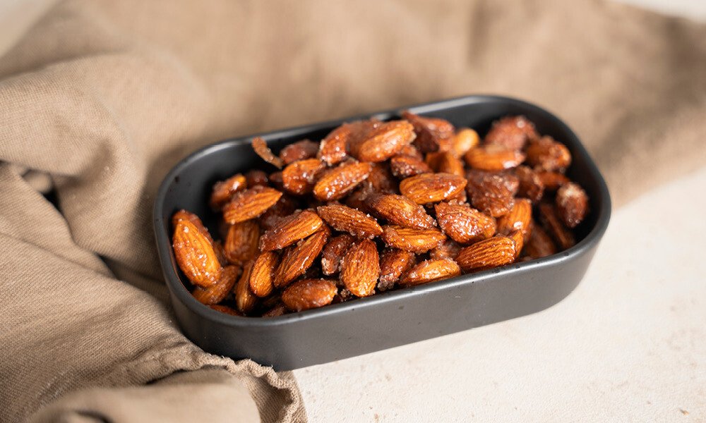 Frisch karamellisiert und wunderbar duftend – so gelingen gebrannte Mandeln ganz einfach.