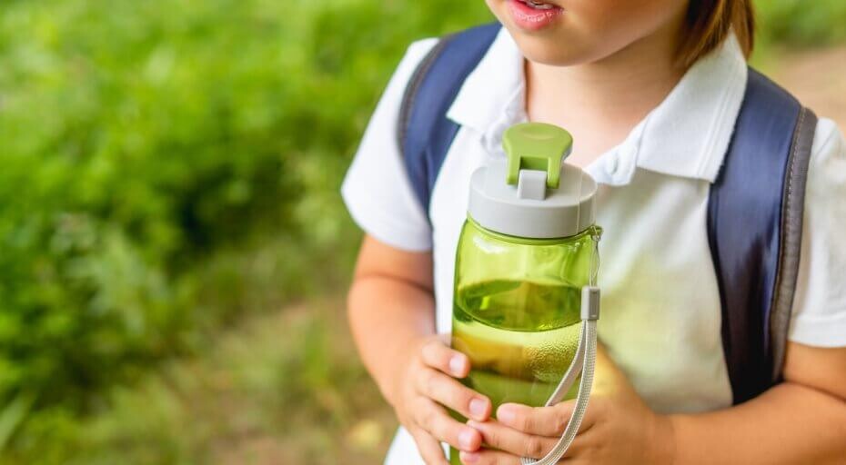 Kind mit Trinkflasche