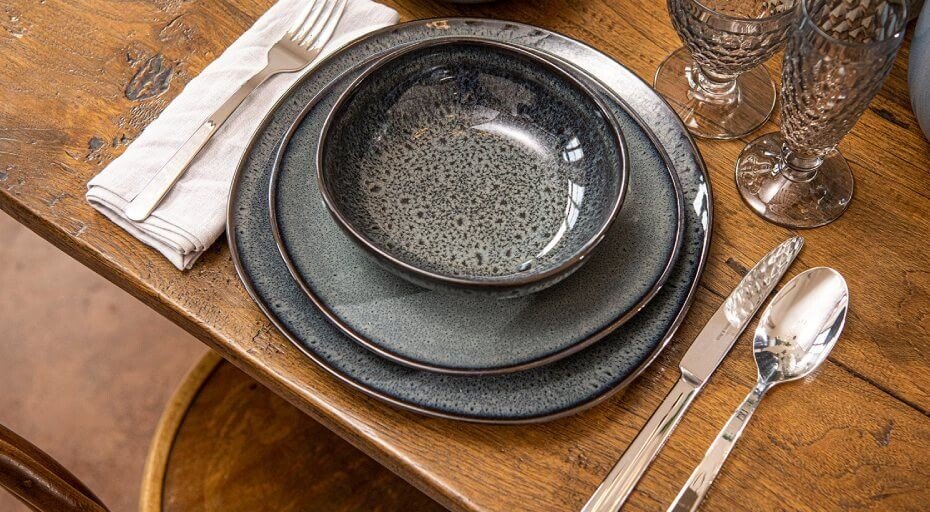 Teller aus Steingut