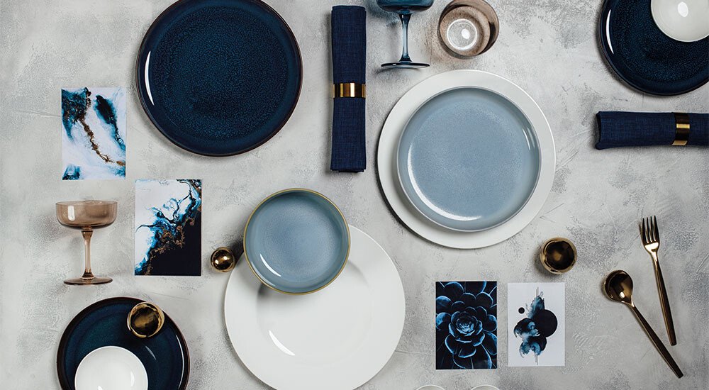 villeroy-boch-crafted-blueberry-geschirr-serie-blau-unikate-gedeckter-tisch