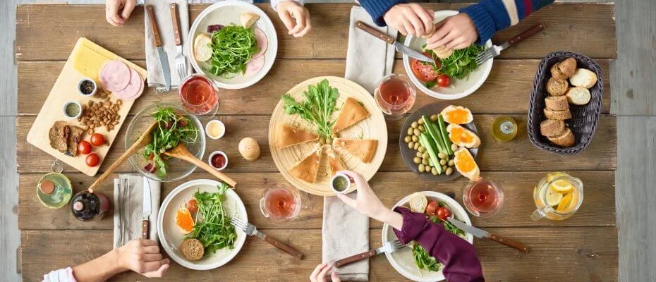 4 Menschen essen an einem Tisch