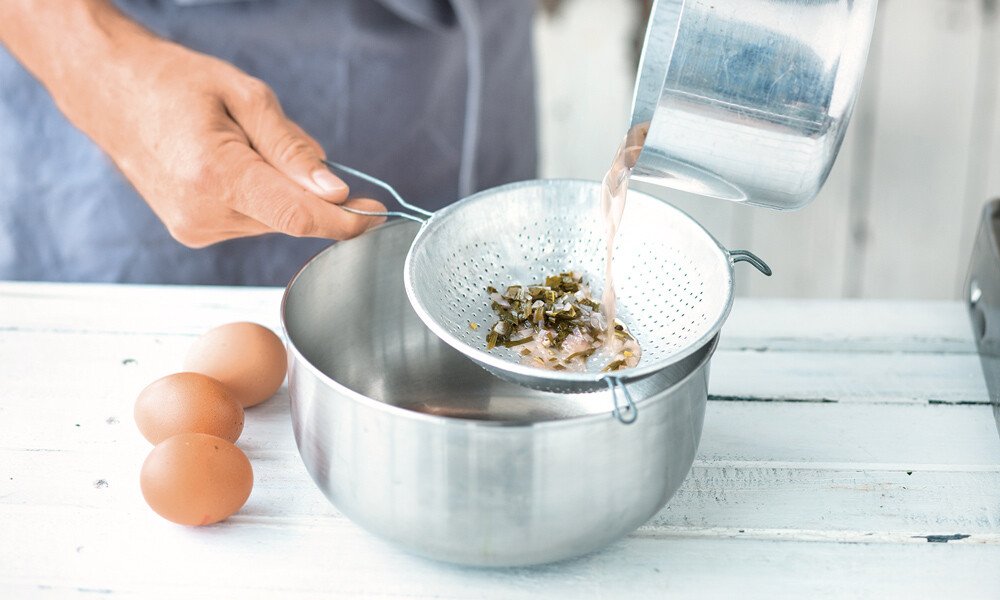 008 3 hollandaise reduktion abgiessen 004[701519] 1000x600px